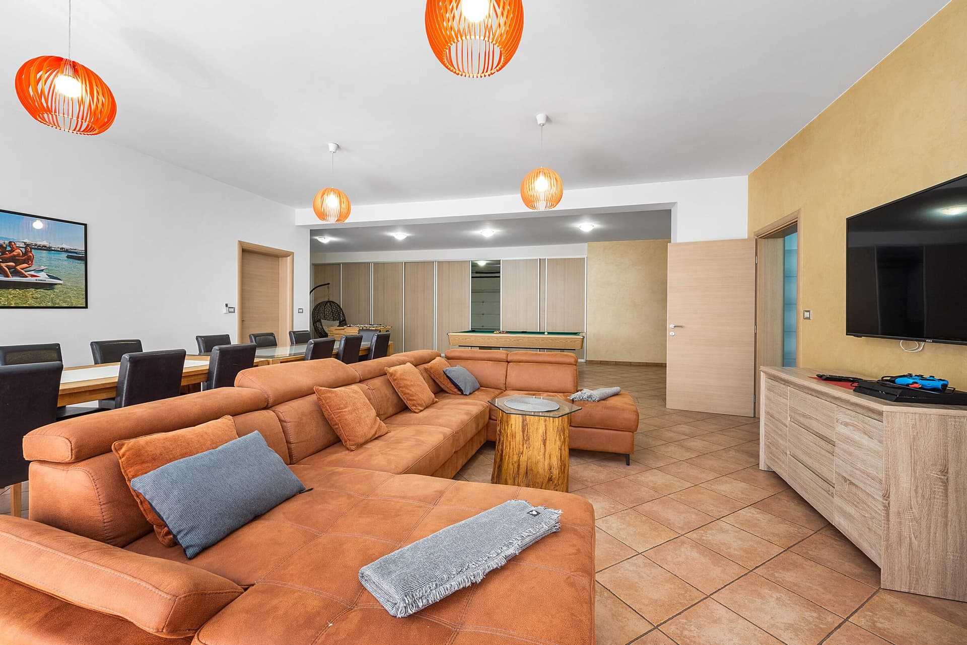 Villa Relax fireplace lounge area