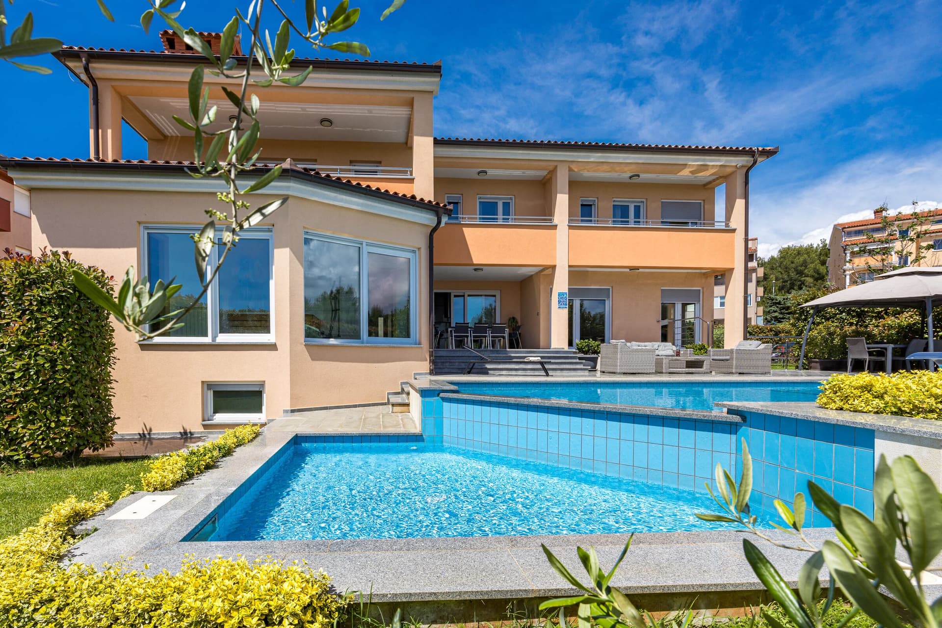 Villa Relax modern exterior with pool in Pula